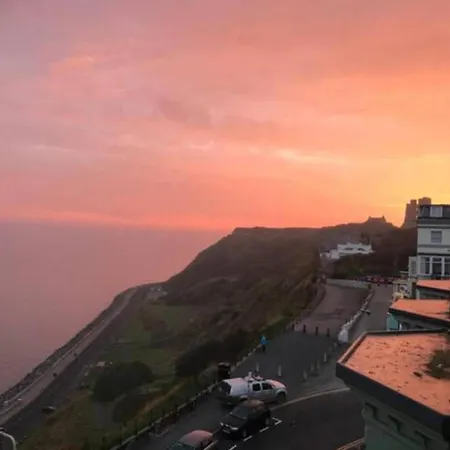 Seascape - Fantastic Location With Sea Views! アパート スカーバラ